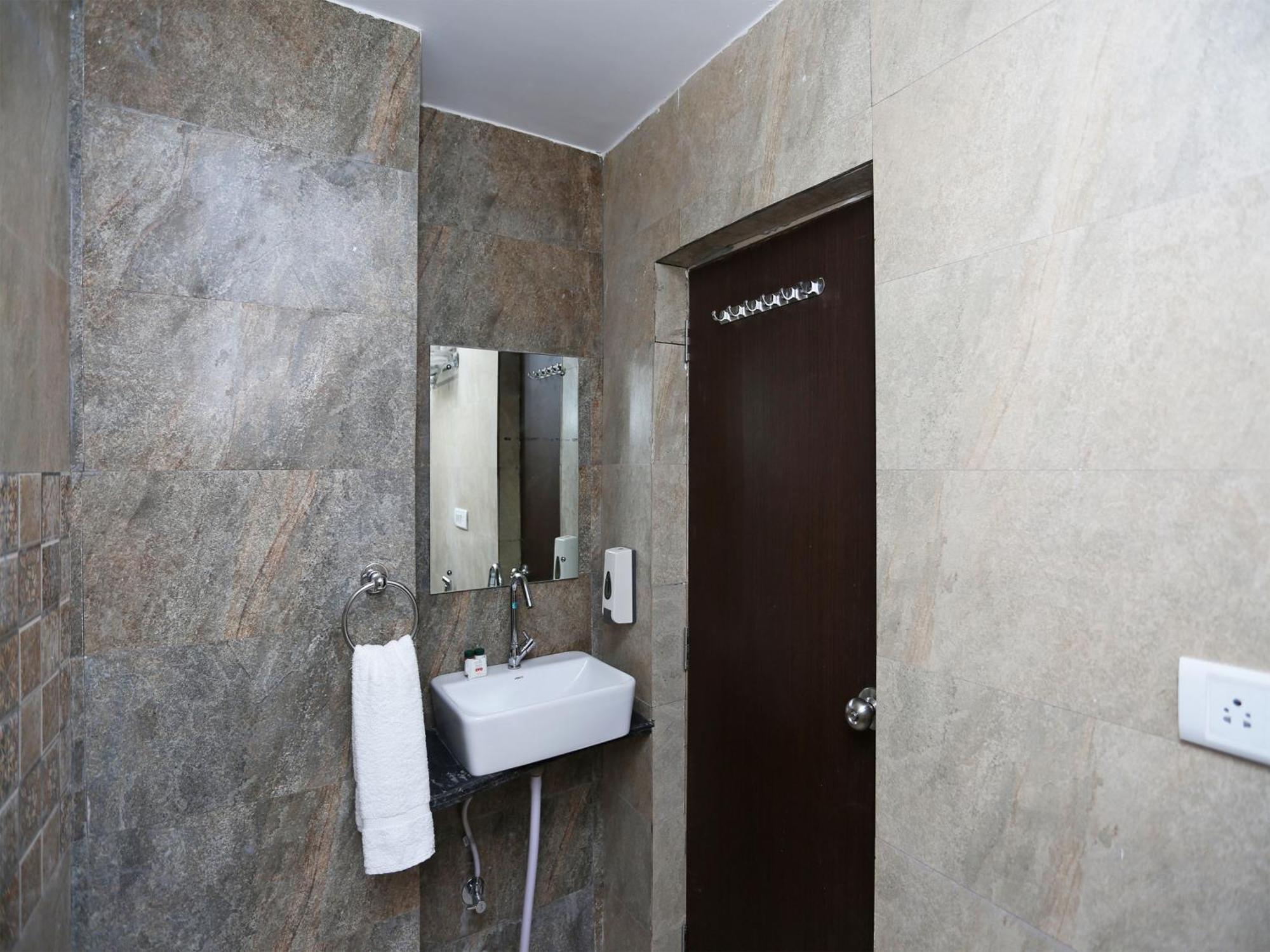 Fabexpress Gs Residency Hotel Варанаси Екстериор снимка
